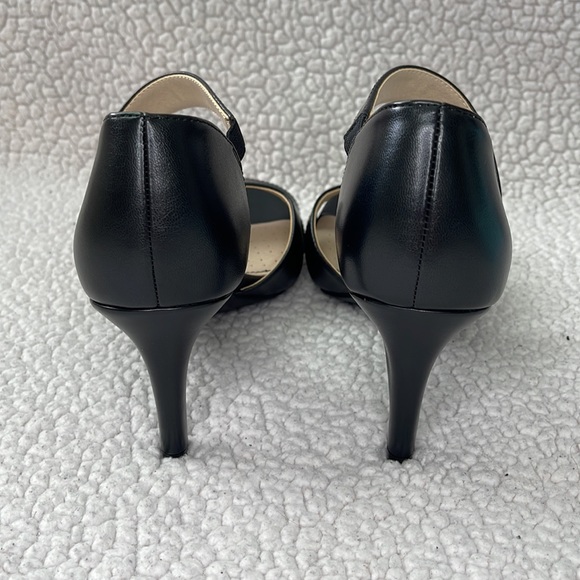 Mega Strappy Sandal. Size: 8 - Picture 4 of 11